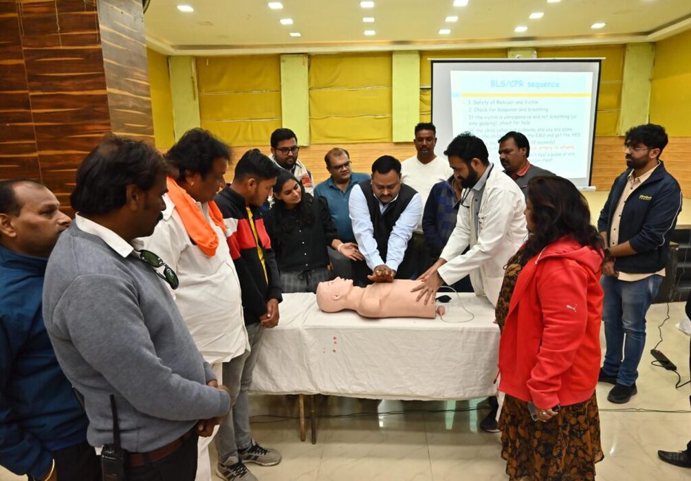 सीपीआर CPR के माध्यम से जीवन बचाने के लिए दो सरल कदम